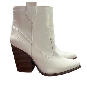 Womens Qupid Pointed Toe Western Style Booties Size 6 White Brand New